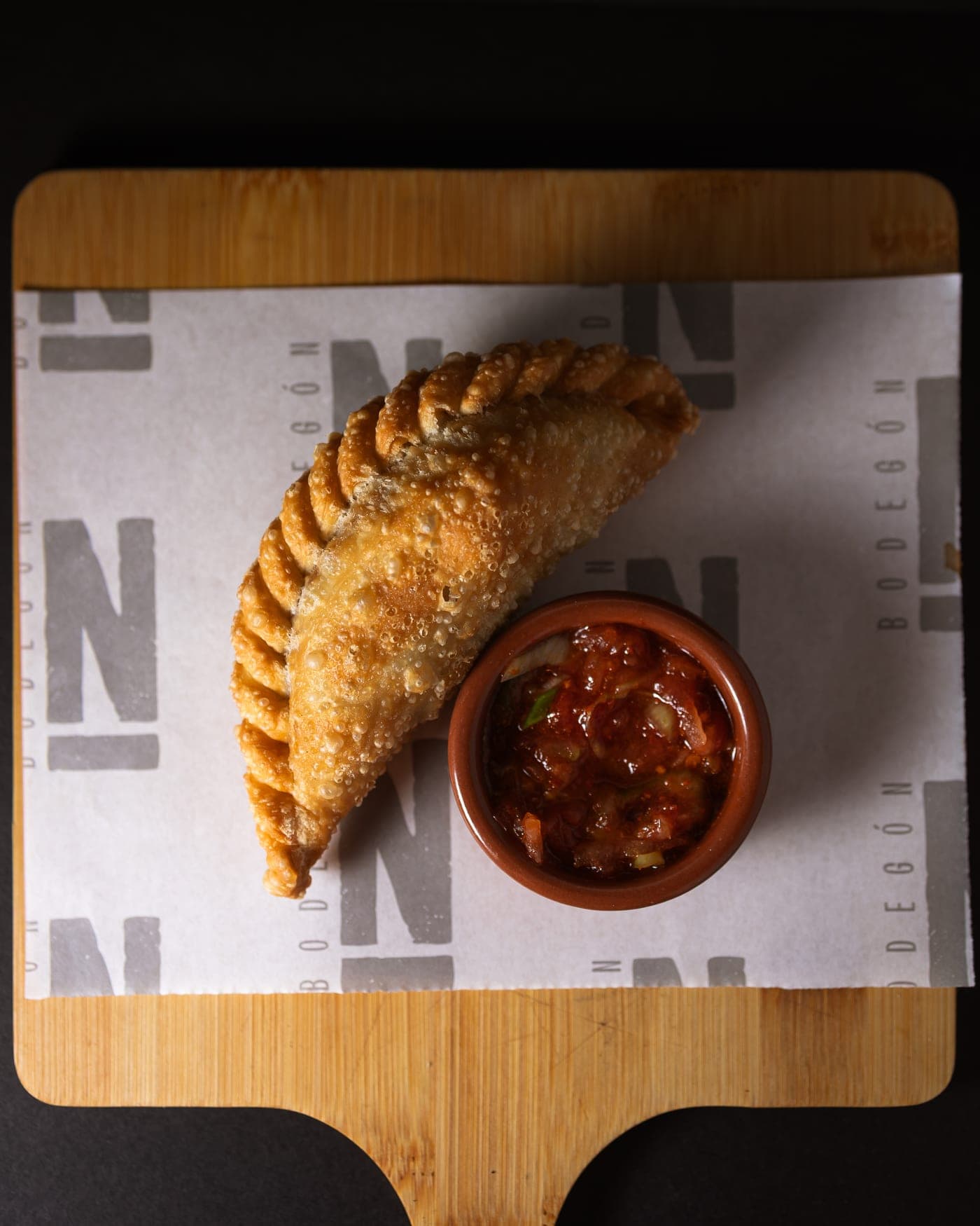 Empanada frita con salsa picante